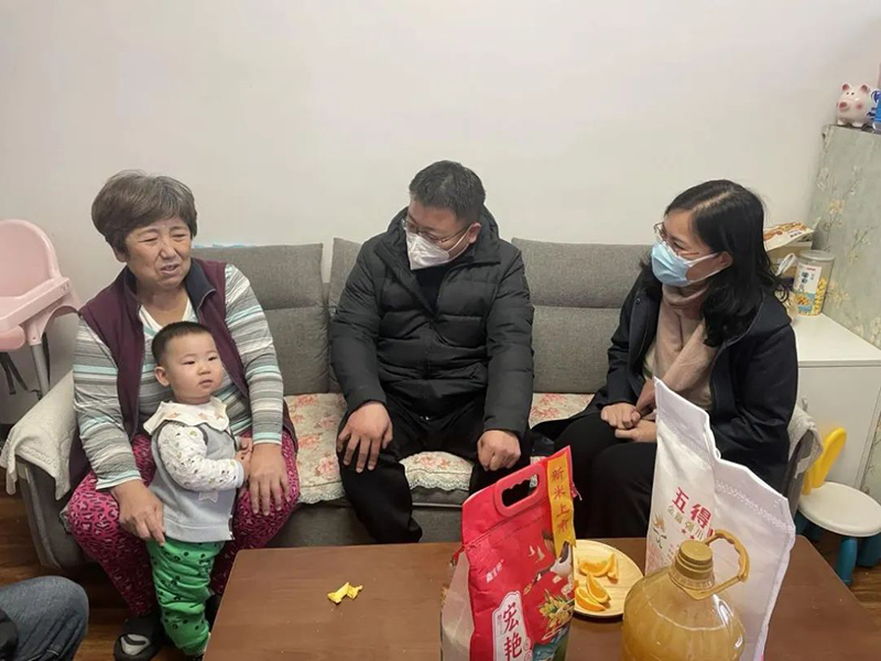董事長(zhǎng)參加“人大代表、政協(xié)委員走進(jìn)社區(qū)，開展居民議事協(xié)商”活動(dòng).jpg